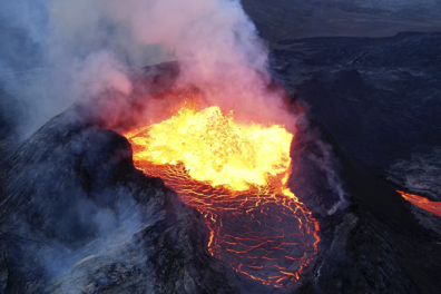 Cratère en activité avec lac de lave - 1mn 02s